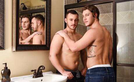 漂亮的美國帥哥Paul Canon和肌肉男Trevor Long在浴室裡上演熱辣情侶戲