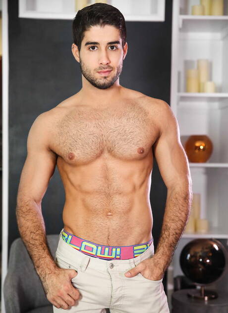 Darin, Diego et Jacob, deux beaux gosses bisexuels, font une fellation et un trio torride