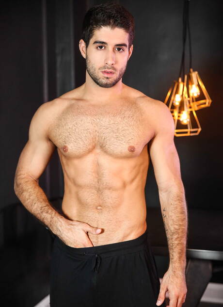 拉丁帥哥 Diego Sans 和身材魁梧的美國帥哥 Jake Ashford 的火熱同性戀場景