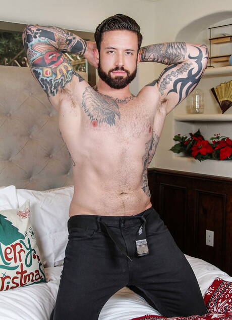 Deux mecs américains, Jordan Levine et le beau Wesley Woods, baisent après avoir sucé une bite