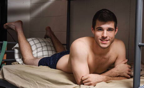 Les célèbres américains, le costaud Noah Jones et le super étalon Will Braun baisent le cul après avoir sucé une bite