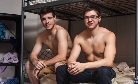 Les célèbres américains, le costaud Noah Jones et le super étalon Will Braun baisent le cul après avoir sucé une bite