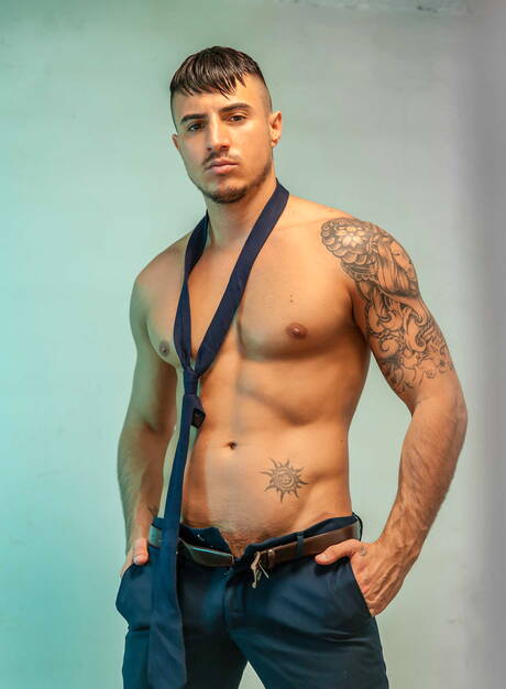 Latin beefy Klein Kerr and english beefcake Paddy Obrian jump on cock with fisting