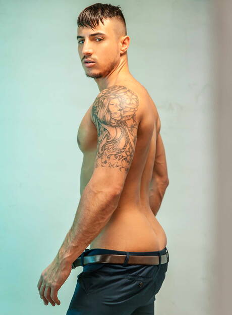 O musculoso latino Klein Kerr e o musculoso inglês Paddy Obrian pulam no pau com o punho