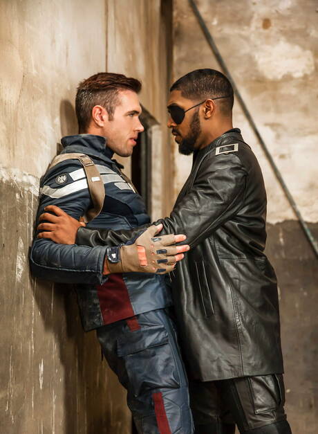 American muscular Alex Mecum and beefy Xl have interracial anal sex