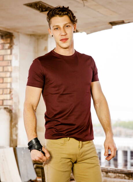 Die netten amerikanischen Kumpels Mike De Marko und der harte Kerl Paul Canon in einer heißen Homosexuellenszene im Freien