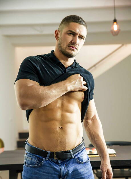 Le Russe bien bâti Dato Foland et le dur à cuire Xl baisent le cul interracial après avoir sucé une bite