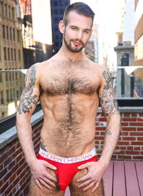 Men: Dos chicos estadounidenses, el fornido Alex Mecum y el semental peludo Chris Harder, tienen sexo anal duro al aire libre.