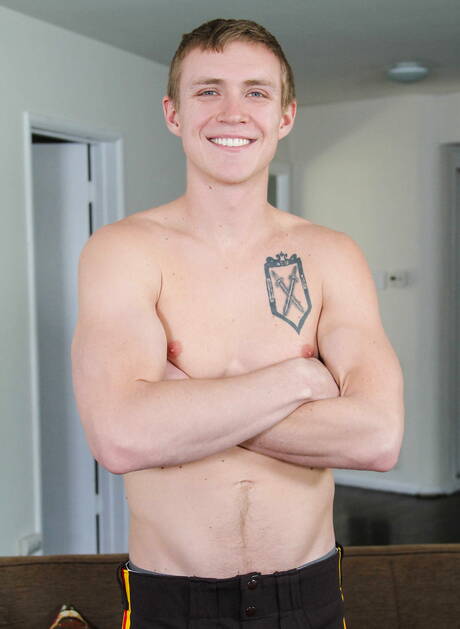 性感的美國人，身材健美的威爾·布勞恩和帥哥贊恩·安德斯在火熱的同性戀行為中