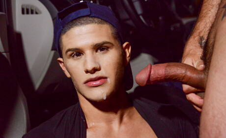 Il bel ragazzo americano Phenix Saint e il giovane Tino Cortez si scopano dopo un pompino all