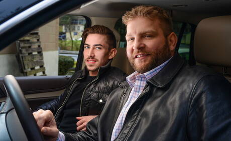 Der hübsche amerikanische Gay-Bär Colby Jansen und der kräftige Jack Hunter lutschen und vögeln sich gegenseitig