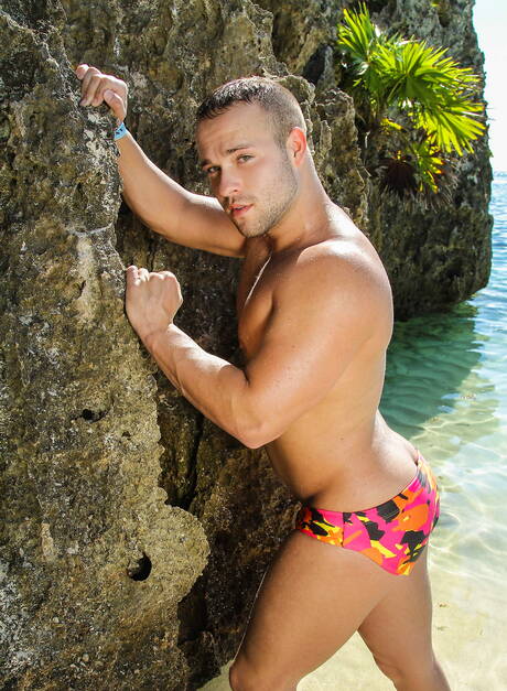 Men: American husky guy Landon Mycles and british stud Luke Adams have a good sex in the pool