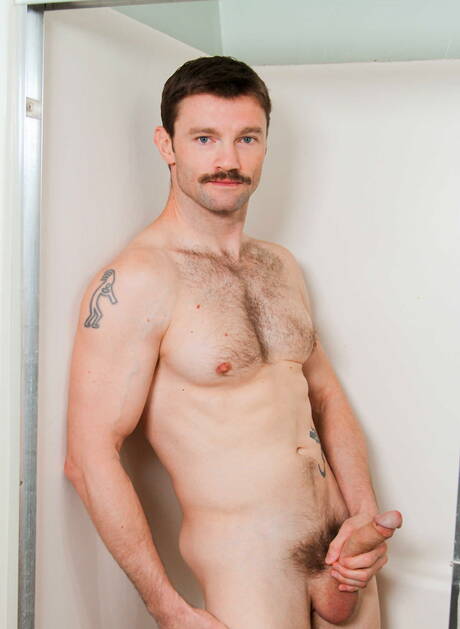 Hete Amerikaanse sterke man Alex Mecum en harige hengst Dennis West maken de liefde in bad