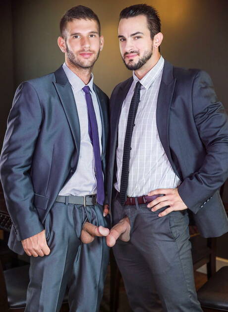 Estadounidenses famosos, el semental peludo Jimmy Fanz y el cachas Phenix Saint chupándose y follándose mutuamente