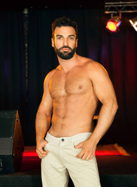 Gorący pokaz seksu grupowego z umięśnionym Abrahamem, Damienem, Dominique, Jimmym, Pierrem Gorący pokaz seksu grupowego z umięśnionym Abrahamem, Damienem, Dominique, Jimmym, Pierrem