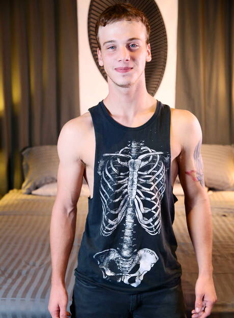 Men: Young Donny Forza and british husky guy Luke Adams sucking and screwing each other