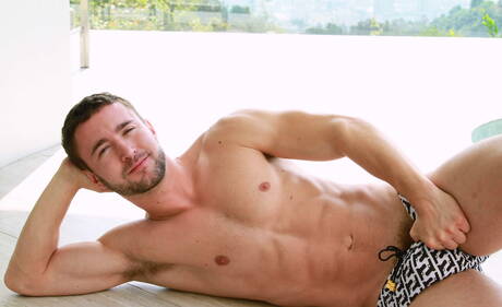 Les gentils américains costauds Colt Rivers et le taureau Jay Landford baisent le cul interracial après avoir sucé une bite à l