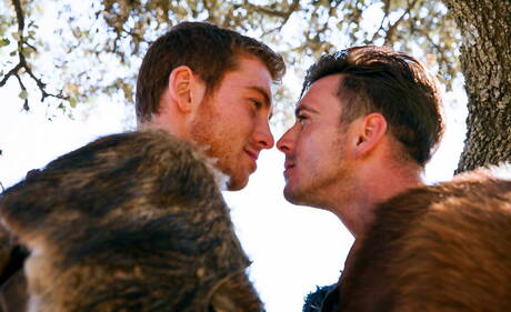 Amerikaanse stoere kerel Connor Maguire en Engelse hengst Paddy Obrian neuken elkaar na een pijpbeurt in de buitenlucht