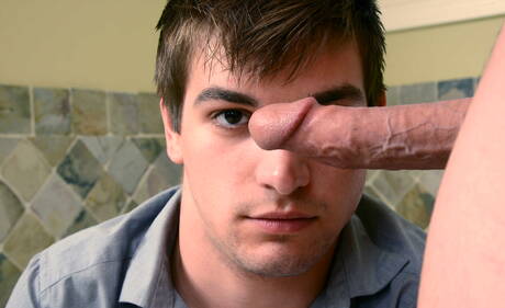 Zwei amerikanische Jungs, der Hengst Aspen und der attraktive Johnny Rapid, haben guten Analsex im Badezimmer