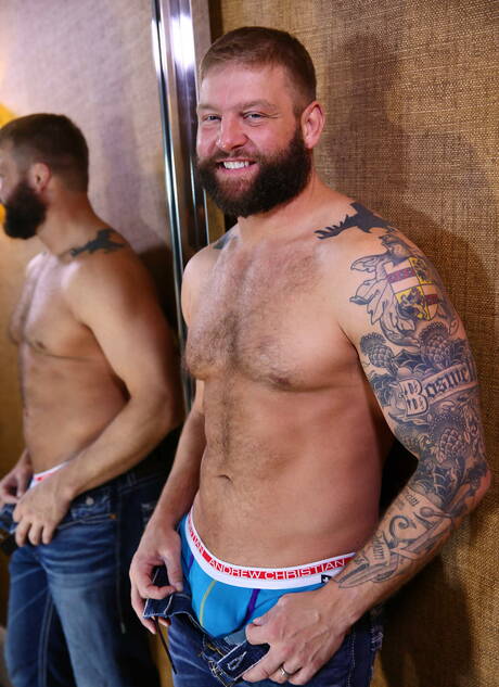 アメリカのポルノスターのイケメンAspenとホットベアColby Jansenが熱いお尻で激しくセックス