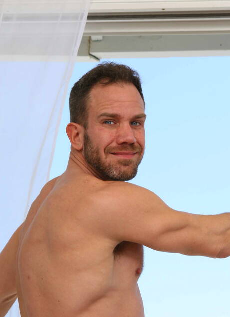 Der attraktive Kolumbianer Nicoli Cole und der muskulöse Ryan Wilcox ficken nach dem Blowjob draußen