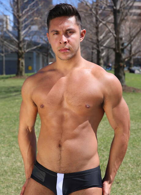 Dois garotos americanos, o forte Adam Bryant e o forte touro Seth Santoro, em uma foda anal quente ao ar livre