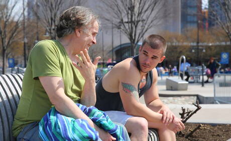 Dois garotos americanos, o forte Adam Bryant e o forte touro Seth Santoro, em uma foda anal quente ao ar livre