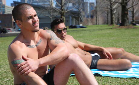 Dois garotos americanos, o forte Adam Bryant e o forte touro Seth Santoro, em uma foda anal quente ao ar livre