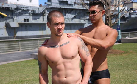 Dois garotos americanos, o forte Adam Bryant e o forte touro Seth Santoro, em uma foda anal quente ao ar livre