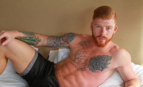 Les célèbres Américains, le beau Bennett Anthony et le musclé Colt Rivers ont une relation sexuelle torride en extérieur