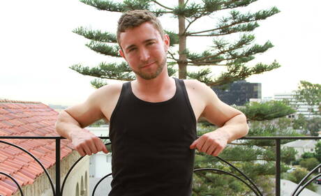 Les célèbres Américains, le beau Bennett Anthony et le musclé Colt Rivers ont une relation sexuelle torride en extérieur