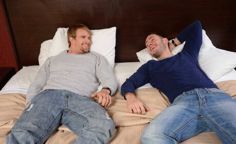 Les beaux garçons américains Brenner Bolton et Cameron Foster s