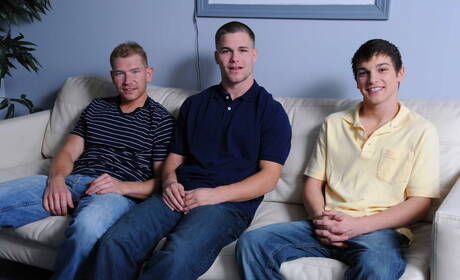 帥哥 Alex Adams、Jimmy Johnson 和 Johnny Rapid 享受精彩的三人性愛