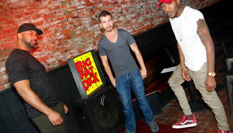 Podnieceni kumple Justin Case, Deepdicc i Ray Diesel w scenie międzyrasowego seksu w trójkącie