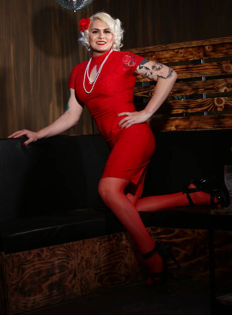 Mollige, tätowierte Shemale Isabella in Strümpfen nimmt Juliens schwarzen Schwanz