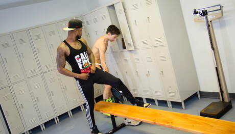 Der bullige Billy Eastmore und der schwarze Kraftprotz Mr. Cali beim harten Analsex zwischen verschiedenen Rassen