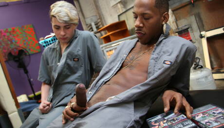 Twink Robin Stone i czarny przystojniak Deepdicc uprawiają międzyrasowy seks