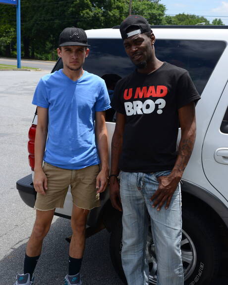 ハンサムな男コリン・ジェームズと力持ちのスティールが白地に黒の服を着て外で愛し合っている