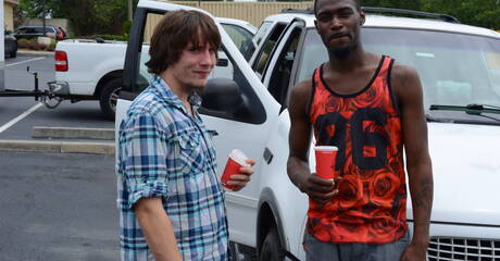 Superhengst Mason Brooks und harter Kerl Steel beim Sex in Schwarz und Weiß im Freien