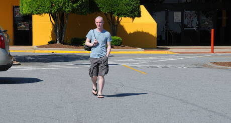 Przystojniak Jesse Idol i umięśniony Steel uprawiają gorący międzyrasowy seks na zewnątrz