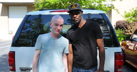 Przystojniak Jesse Idol i umięśniony Steel uprawiają gorący międzyrasowy seks na zewnątrz