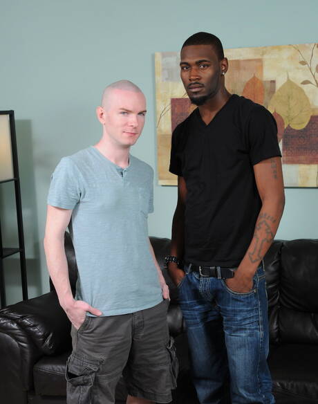 Przystojniak Jesse Idol i umięśniony Steel uprawiają gorący międzyrasowy seks na zewnątrz