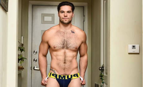 漂亮的美國肌肉男阿斯本和硬漢託拜厄斯進行激烈的性愛