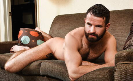 Der amerikanische Schönling Brandon Evans und der irische Gay-Bär Brendan Patrick bei heißer Arschfick-Action mit Fisting