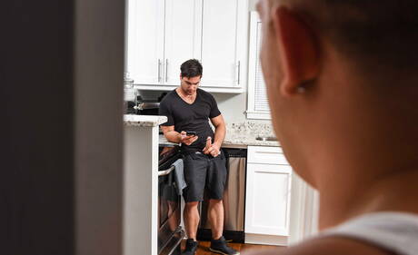 Americanos gostosos, o fortão Aspen e o gostoso Brandon Wilde fodendo um cuzinho na cozinha
