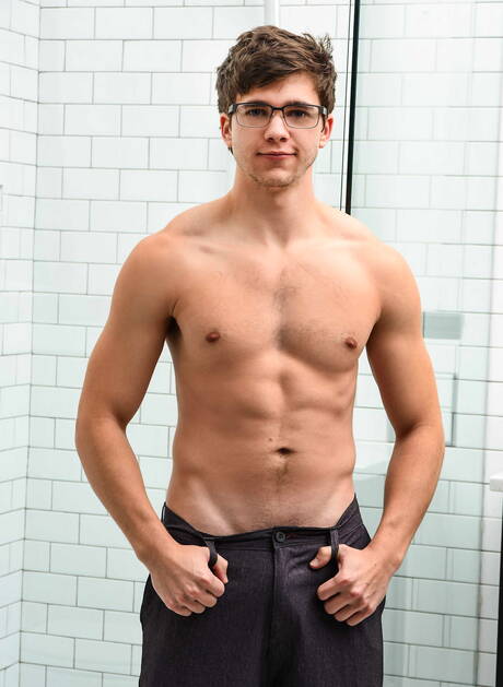 Russian well-built Dalton Briggs and american husky guy Will Braun in hot ass bang in bath