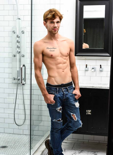 Russian well-built Dalton Briggs and american husky guy Will Braun in hot ass bang in bath