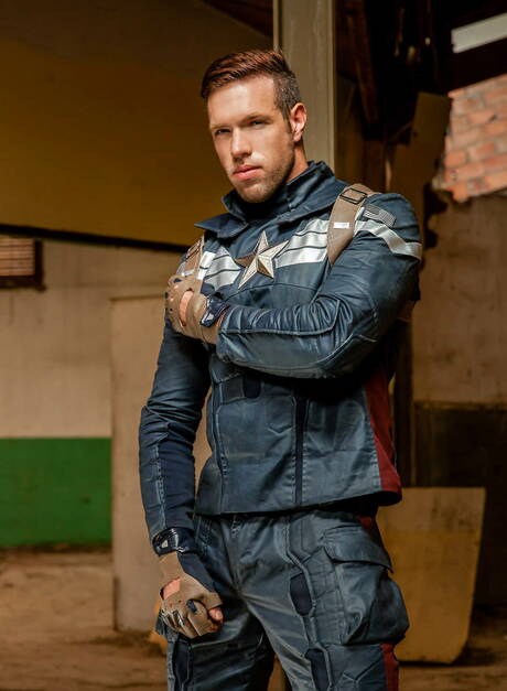 American stud Alex Mecum and  Black Panther in hot homosexual scene outdoor