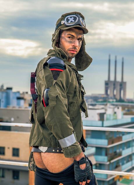 Spanish otter Dario Beck and english strongman Paddy Obrian in hot homosexual action outdoor