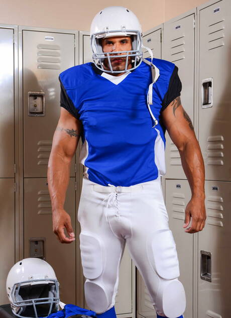 Hot american dudes beefy Darin Silvers and bull Robert Axel in interracial bang